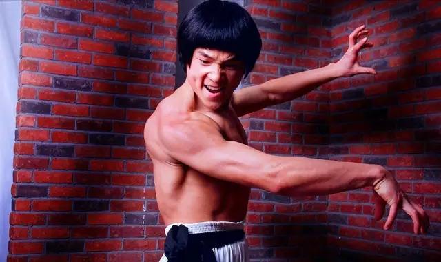 成龙说李小龙功夫不厉害,李小龙谈传统功夫落后