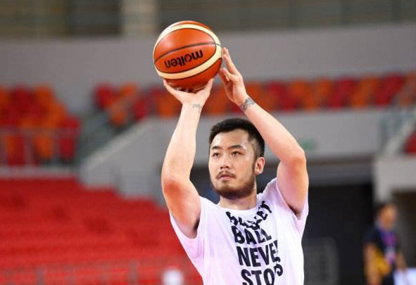 前山东队长睢冉退役后，个人朋友圈再发声，往事清零爱很随意