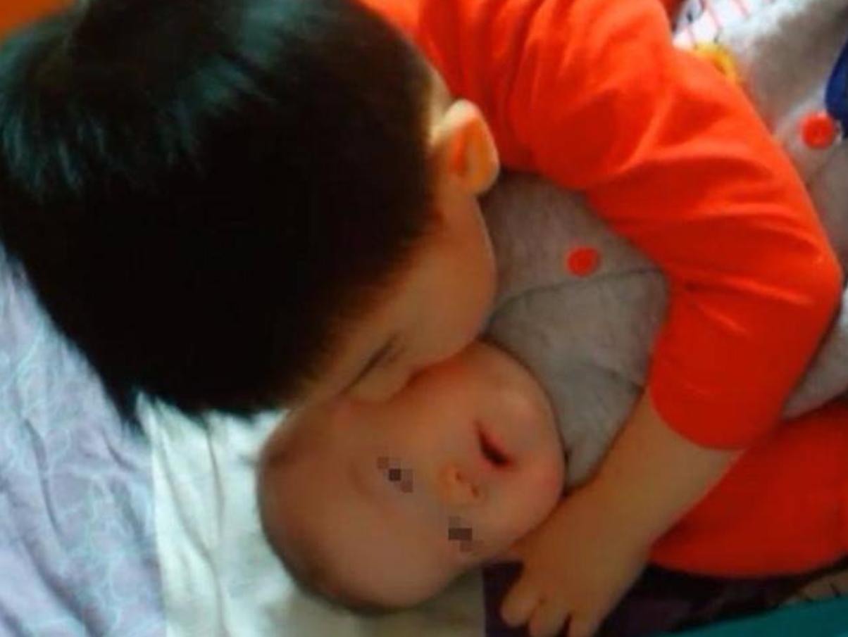 哥哥再次见到妹妹后失声痛哭,哥哥见到妹妹紧紧拥抱痛哭