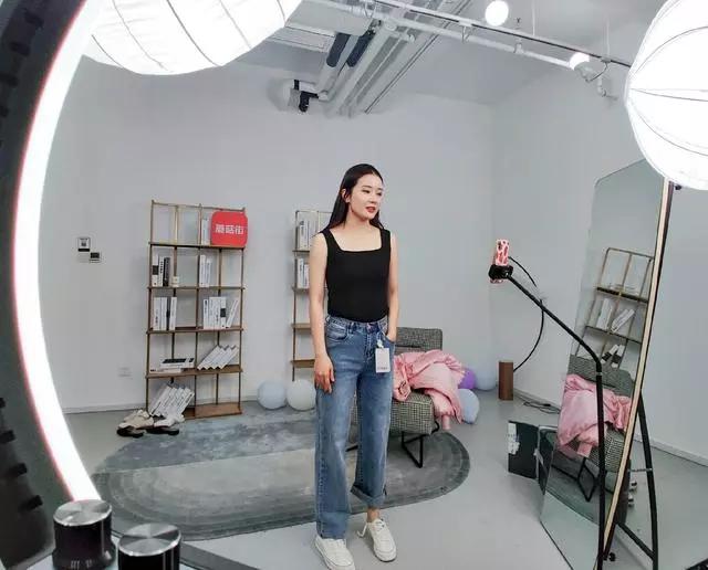 服装店倒闭老板哭了,服装倒闭清仓直播