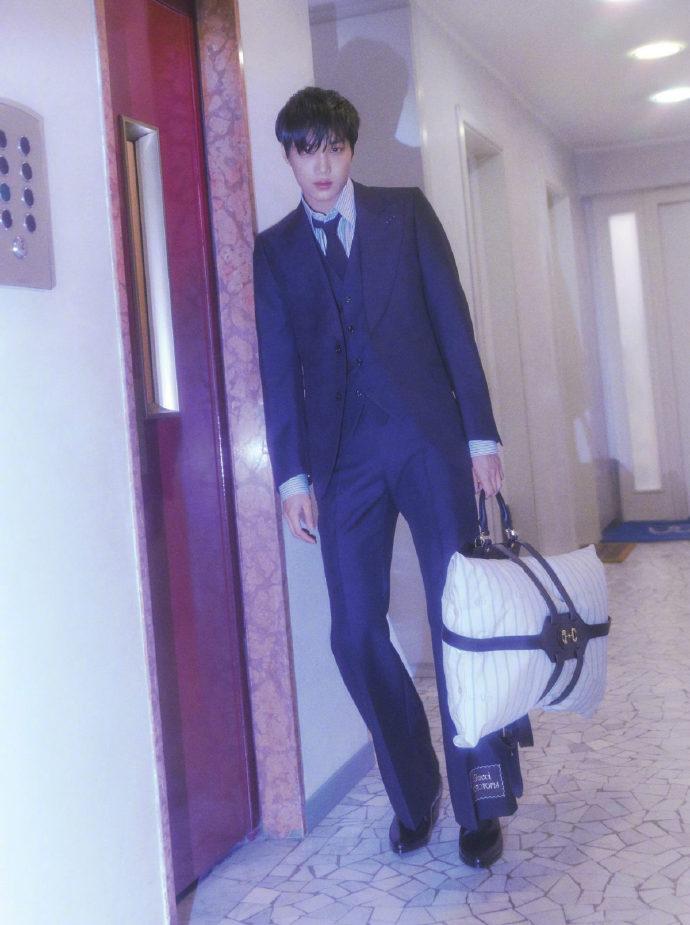 exo金钟仁的红西装图片大全,exo金钟仁品牌穿搭杂志拍摄