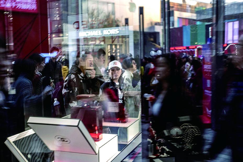 左手盲盒炒鞋,右手理财投保:80、90后消费新一代