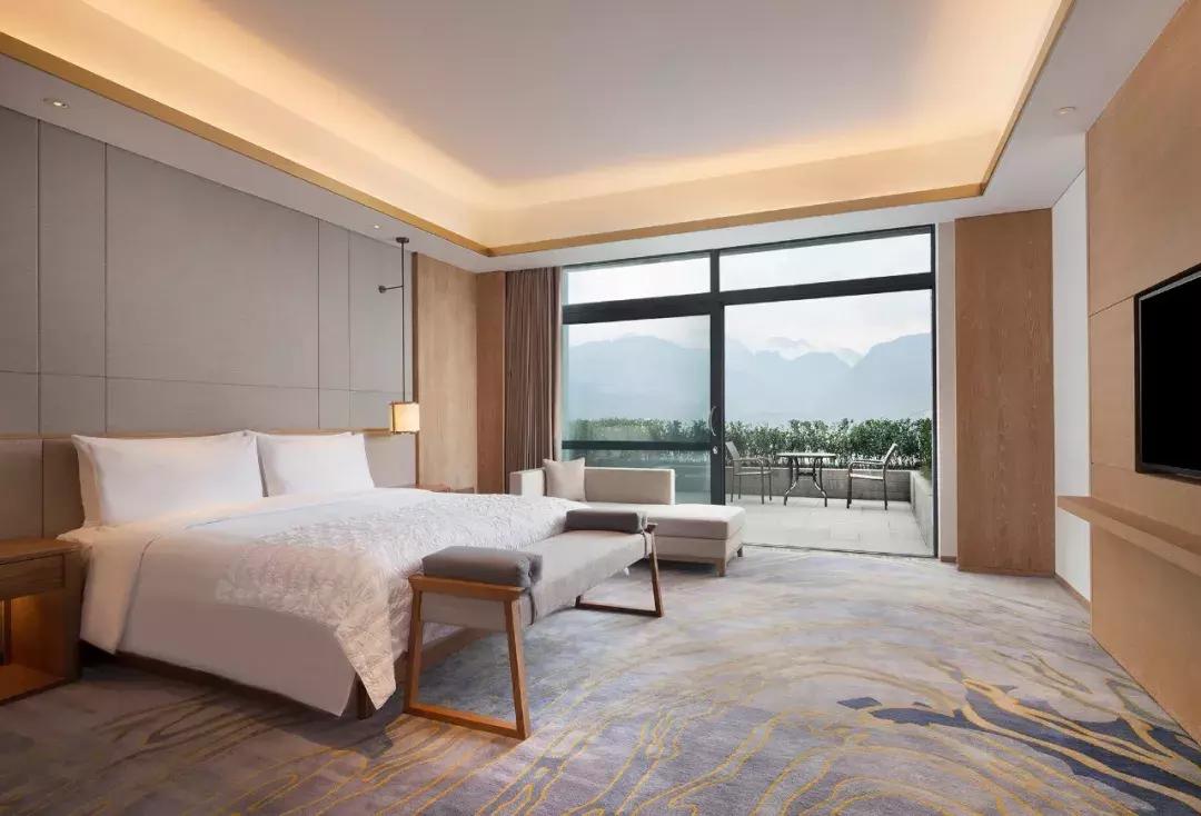 躺酒店床上看风景,躺在星级酒店房间床上看电视