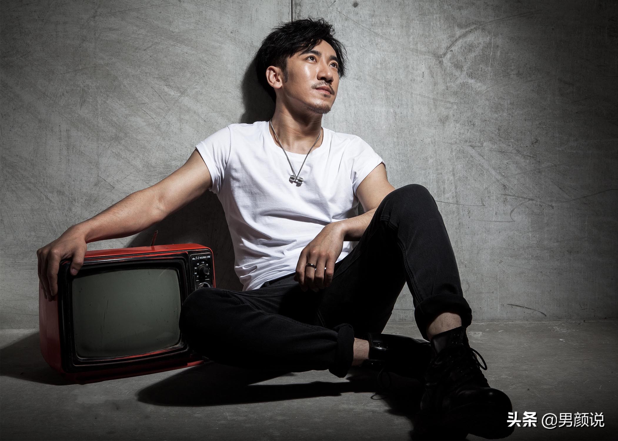 从话剧舞台走出来的雅痞型男,被赞演技精湛,网友却说他丑:无语