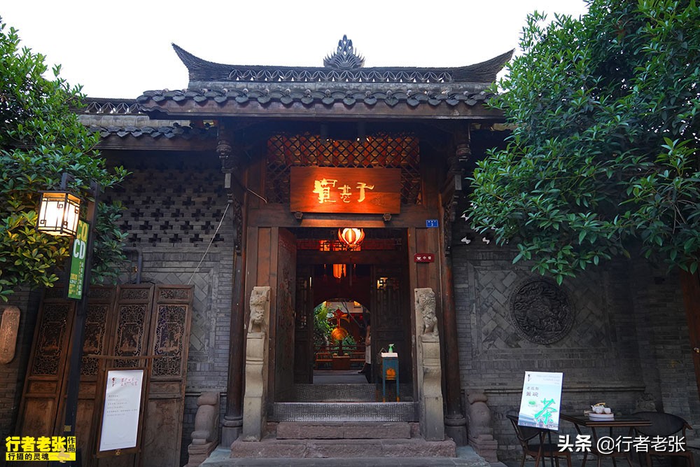 300年历史的宽窄巷子，外地游客必打卡，“老成都”却很少去