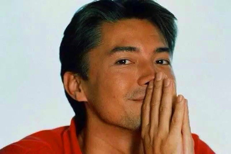 他是“亚洲第一*男美**”,却无父无母无妻儿,68岁与狗相伴认树为亲