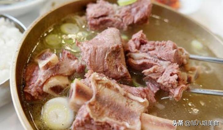 炖排骨时切记不要直接焯水,炖排骨记住不要直接炖