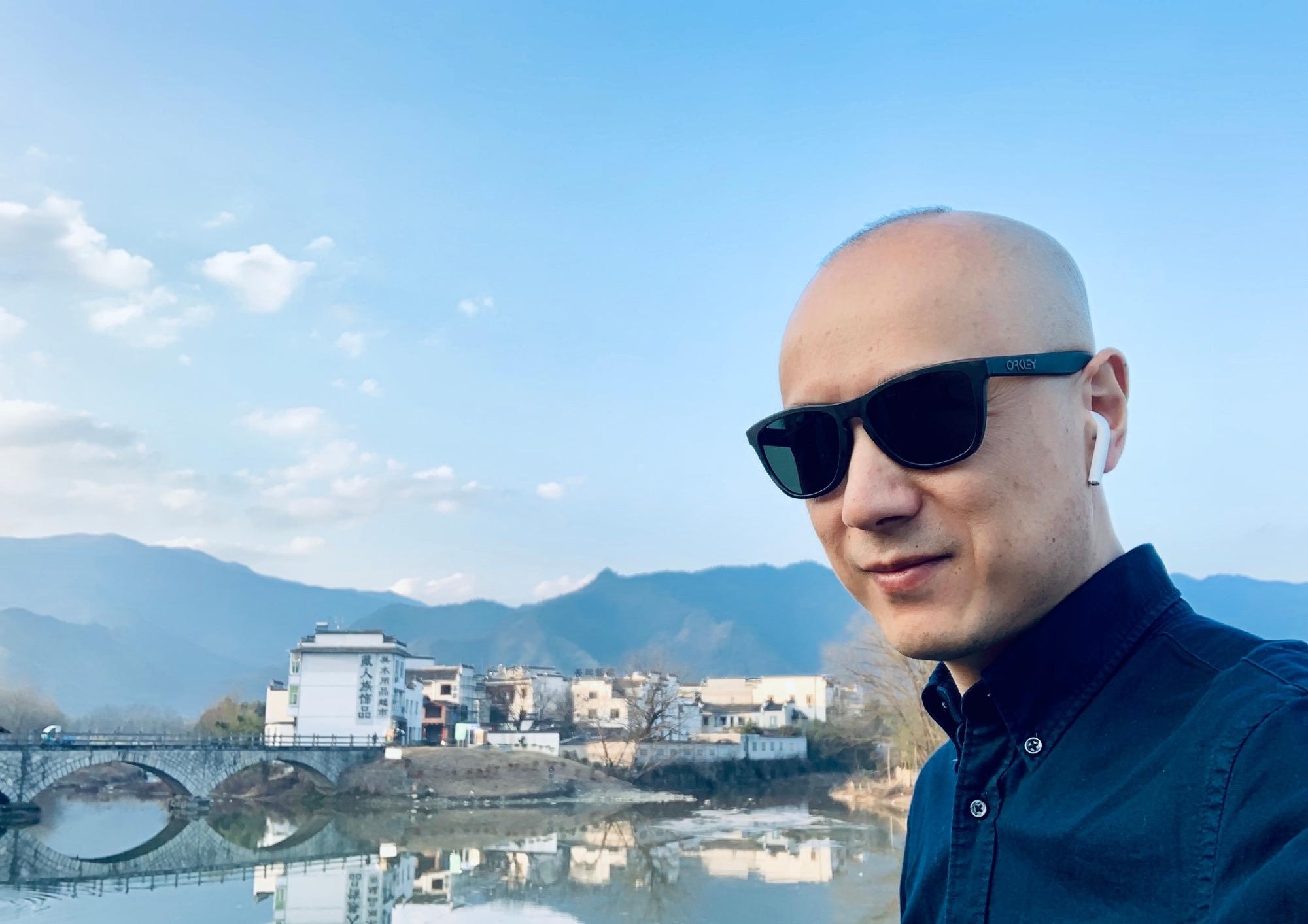 东北小伙靠视频赚了一百万,东北男子靠解说汽车赚500万元