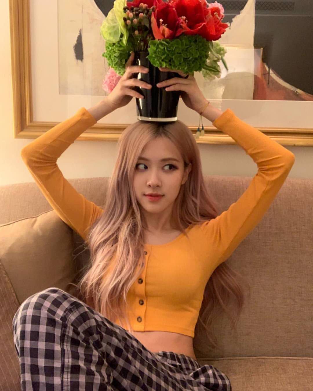 张柏芝胆子好大!穿条黑色礼裙露肚脐太抢镜了,气质形象很到位