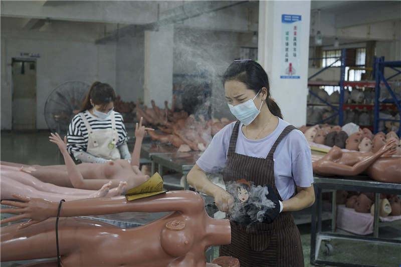 硅胶娃娃在中国：性、财富和限制