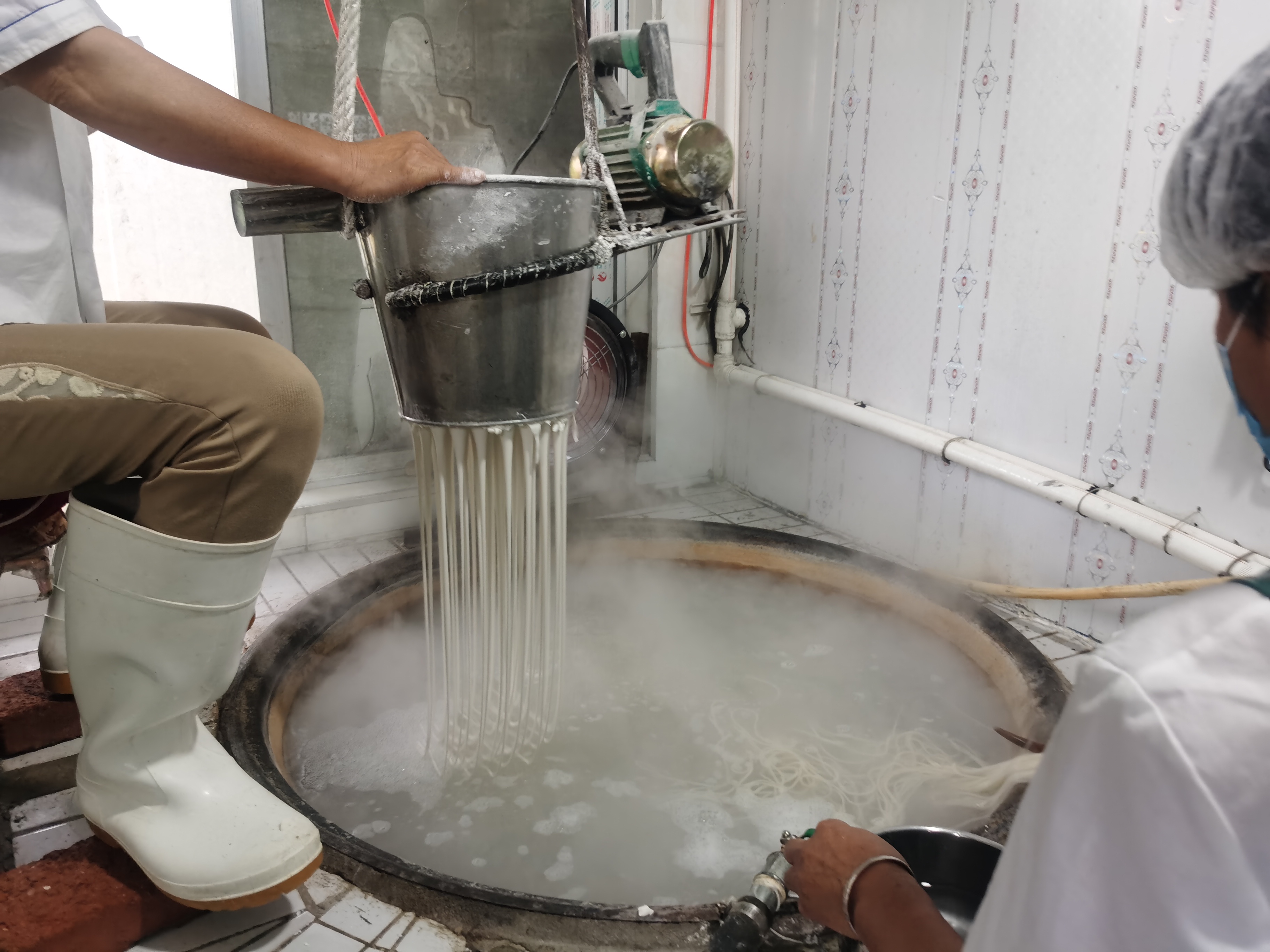 家乡美味纯手工红薯粉,纯手工红薯粉地方特色美食