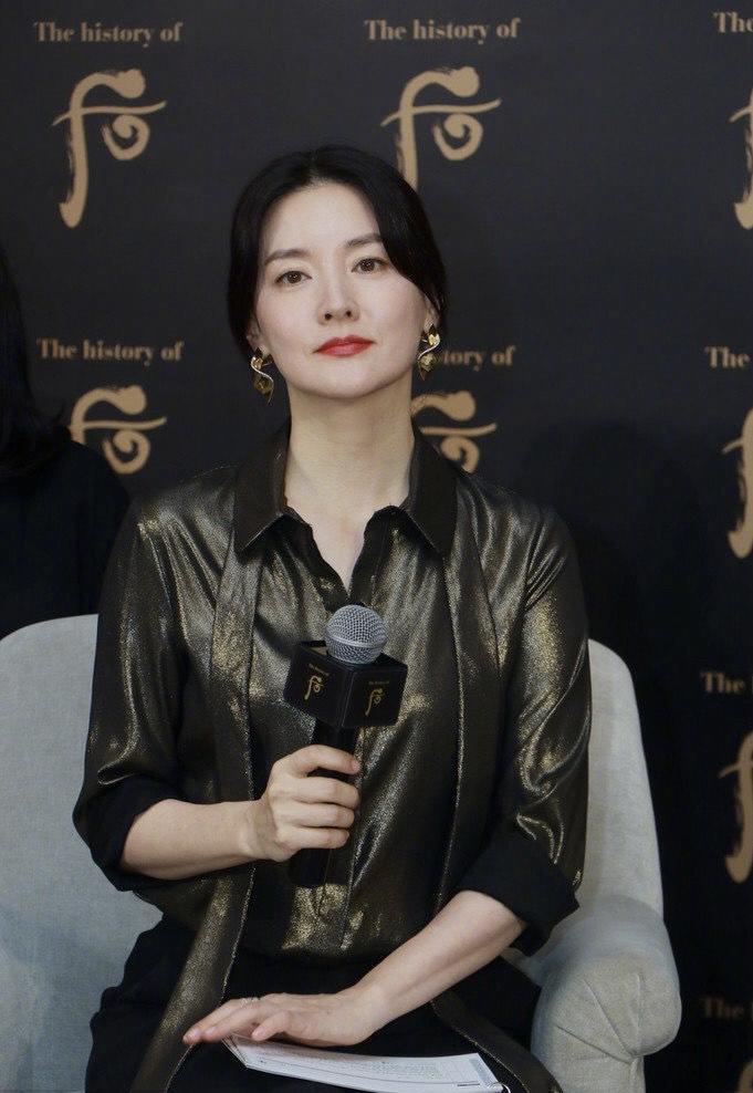 李英爱50岁出镜优雅大方,李英爱穿复古长裙优雅