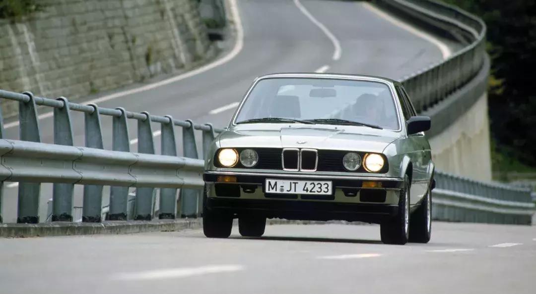 2022款宝马新3系325lim运动套装,宝马新3系320和325哪个更值得买