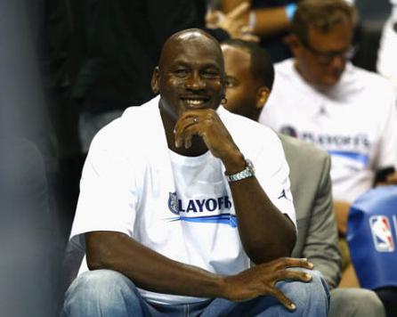 乔丹有多热爱北卡?穿“北卡蓝”参加公益,大学球裤NBA还在穿