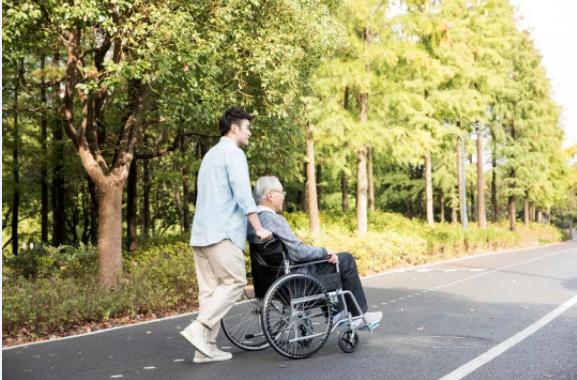 如何照顾失能失智父母,颐安陪护有限责任公司