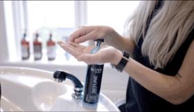 头发硬两边翘怎么办,男生头发很炸该怎么剪好看