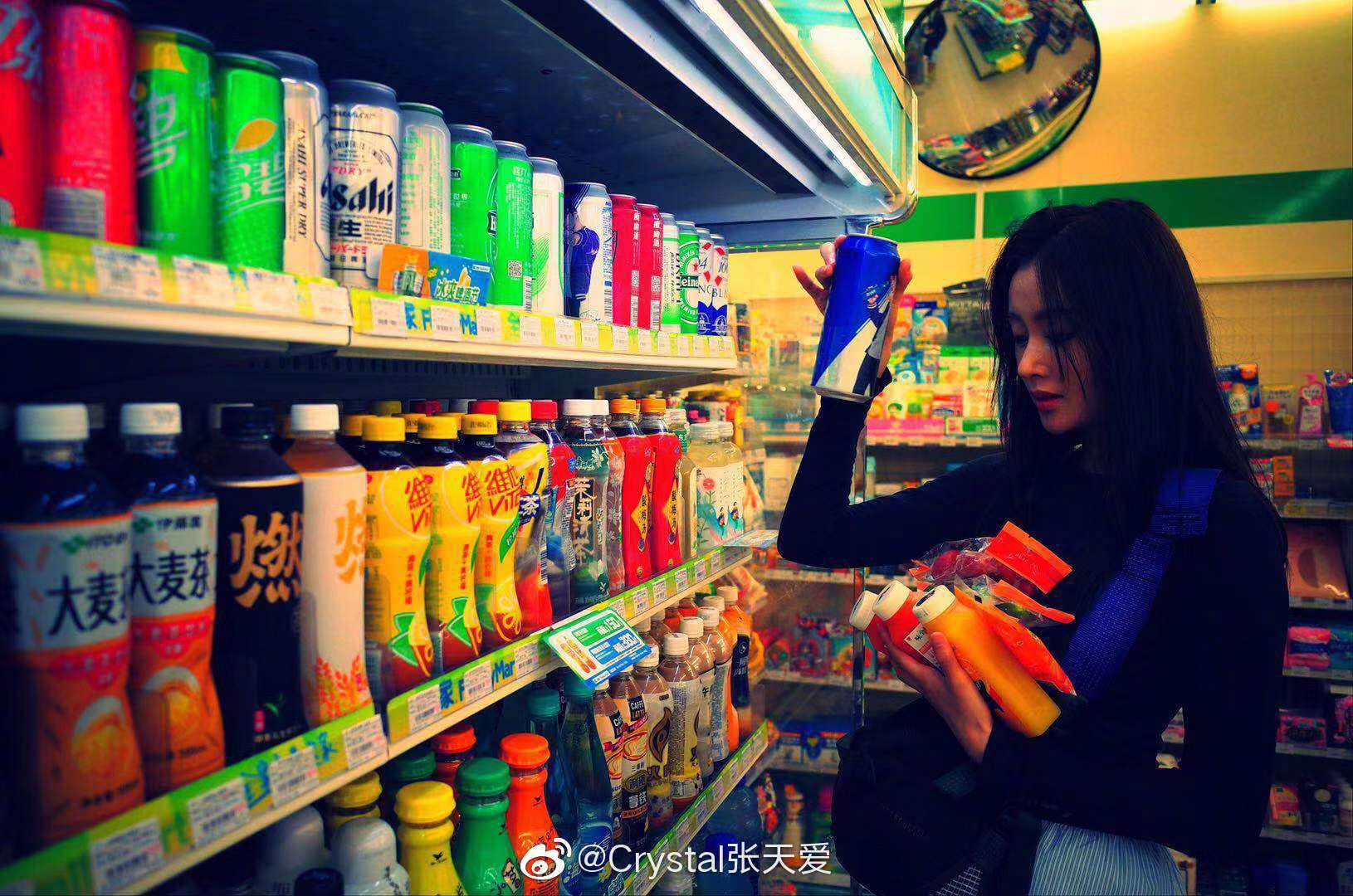 张天爱足球袜尽显美腿*服私**也有时尚表现力