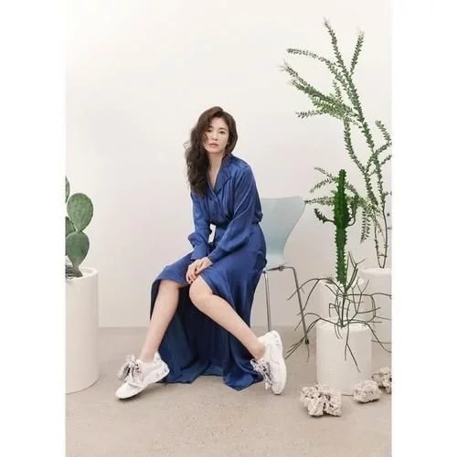 宋慧乔老爹鞋,宋慧乔白色衬衫百褶裙穿搭