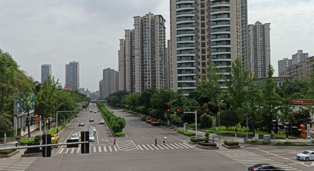 雷翻天！重庆首个带空中泳池的超级豪宅交房，现场惨不忍睹