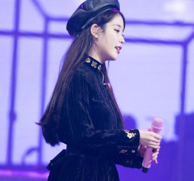 iu李知恩抿嘴,iu领奖超燃