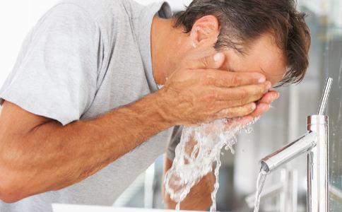 男人脸出油如何洗脸,男生脸部出油用什么爽肤水