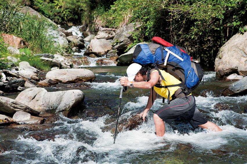 登山杖登山的时候的正确使用方法,如何正确使用登山杖