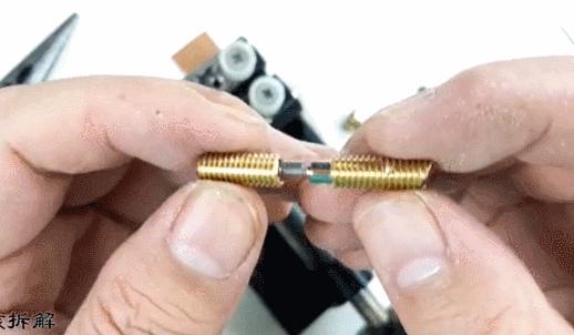 拆家也能火?40岁大叔靠拆东西吸粉190万,被称为反向爱迪生