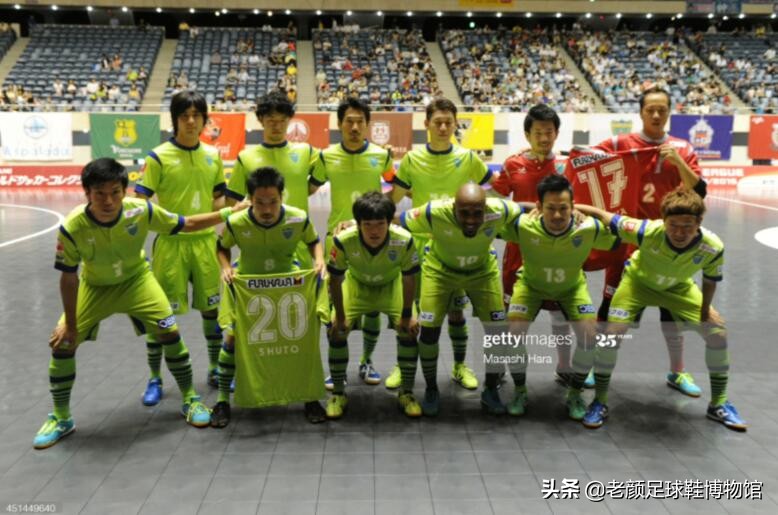 日本人从巴西挖来过气品牌，包装成时尚足球潮牌成功杀入中国市场