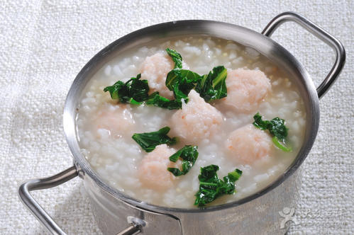 小孩一闻到海鲜腥味就作呕,儿童海鲜吃多了难受怎么办