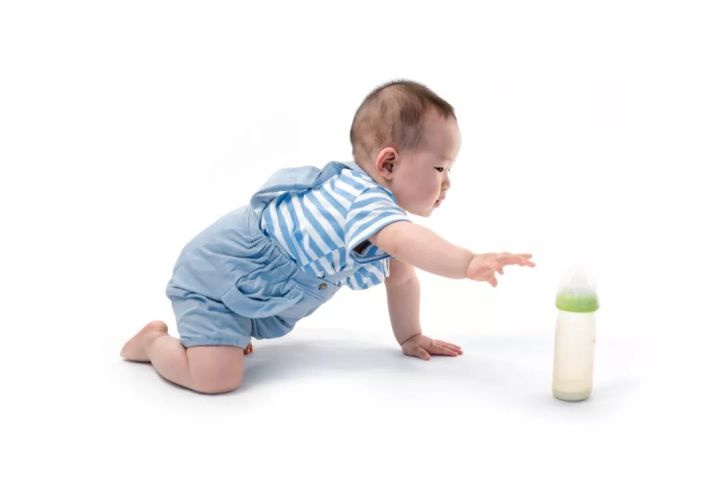 盒装牛奶可以直接放微波炉加热吗,天气冷牛奶泡热水里