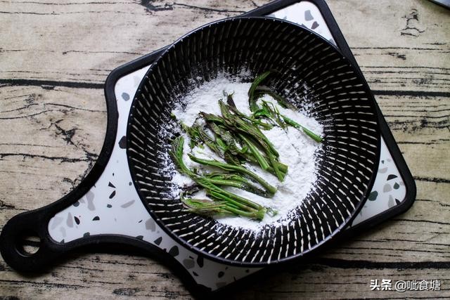 香椿炒鸡蛋正确做法先别着急下锅,香椿炒鸡蛋简单易学你会了吗