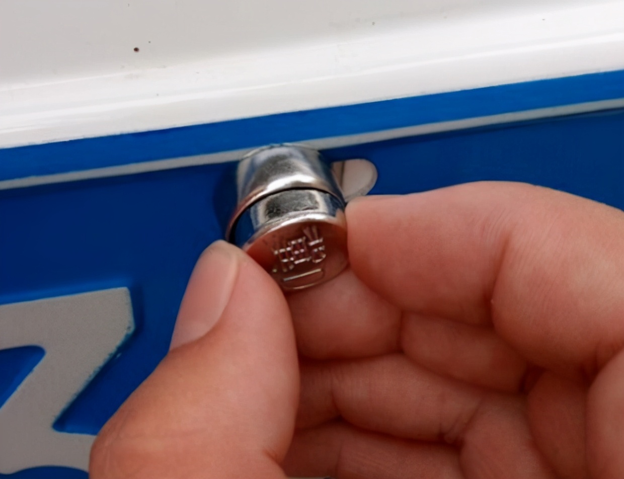 车牌只有两个孔怎么安装四颗螺丝,正确安装车牌螺丝教程