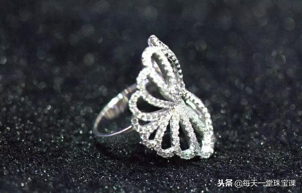 现在买到的钻石都是人造钻石吗,为什么人造钻石比天然钻石品质好