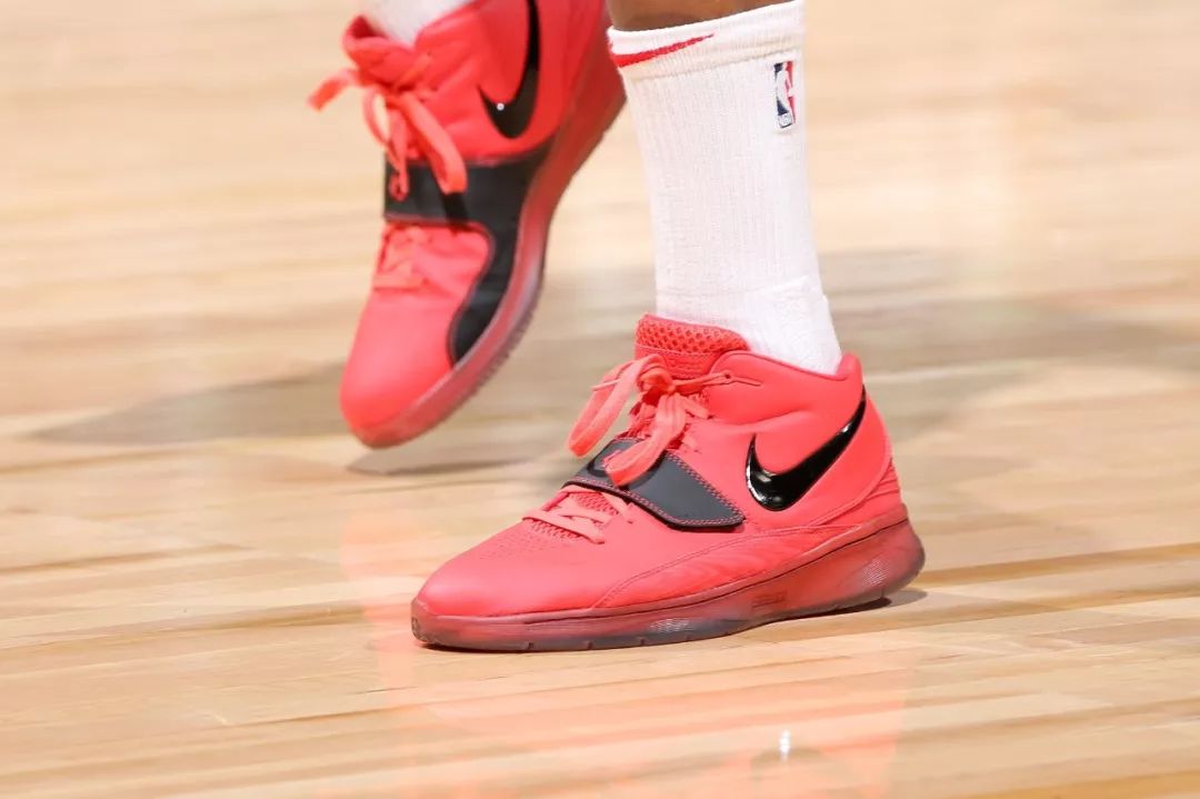 WEN赛场｜科比詹姆斯杜兰特复古战靴层出不穷你会pick哪款？