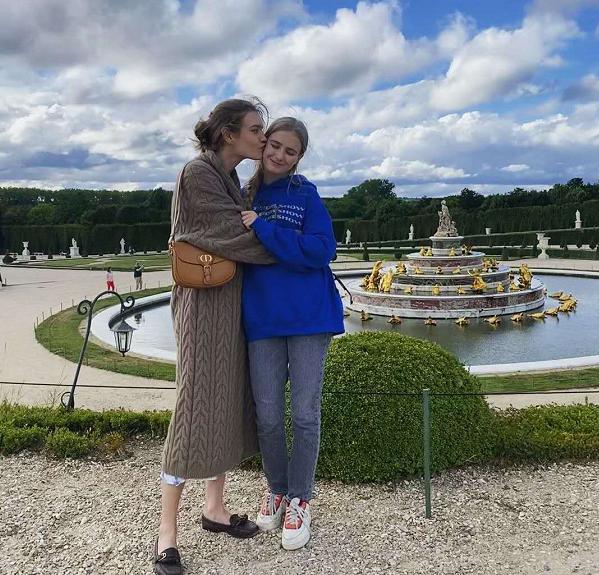 LV太子妃身材真绝了!跟14岁女儿穿比基尼度假,母女俩长太像