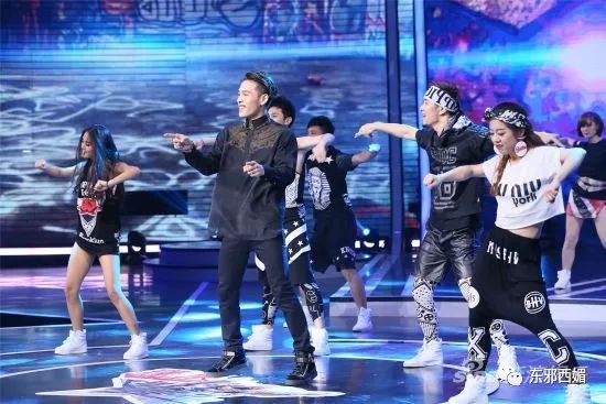 别人是找女友，他是找妈！