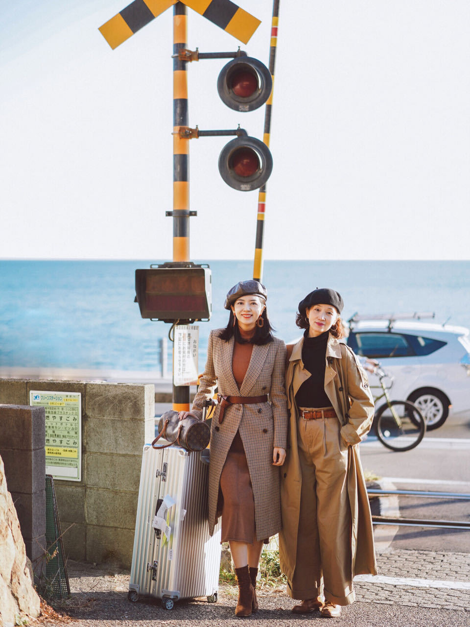 上了岁数的女人，冬天穿衣要有讲究，帽子+呢大衣，时髦又显气质