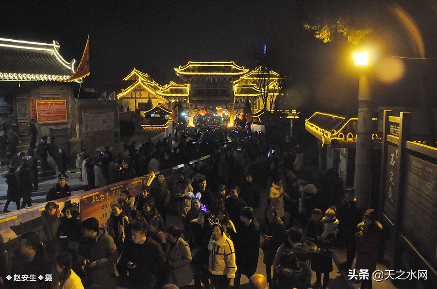 甘肃天水数万民众“上九朝观”祈福纳祥争烧头柱香!(组图)