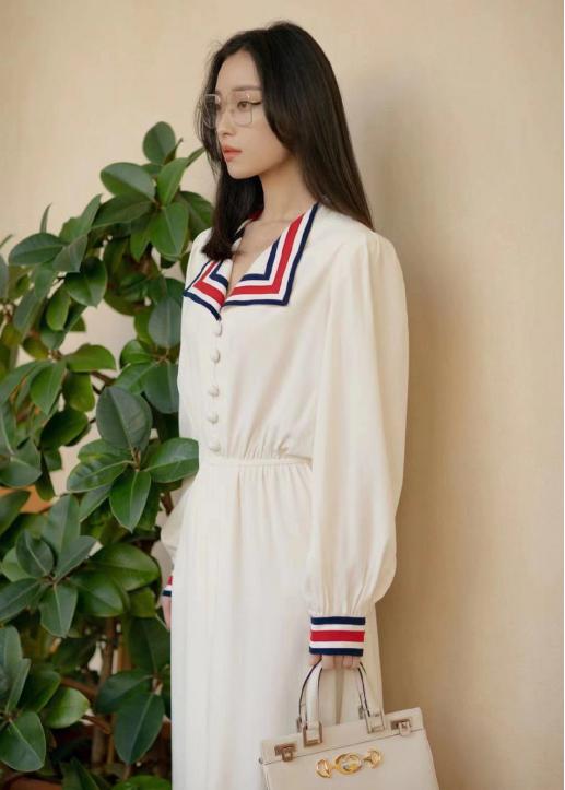 倪妮又有“小心思”？一身白裙简约复古，气质拿捏得足足的