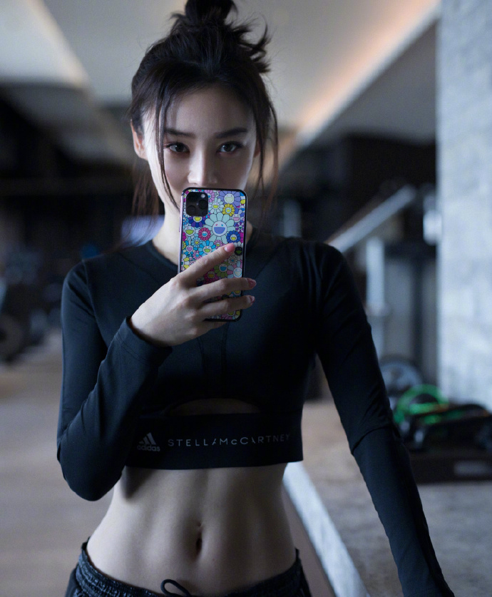 袁姗姗大秀马甲线图片,袁姗姗机场大秀马甲线