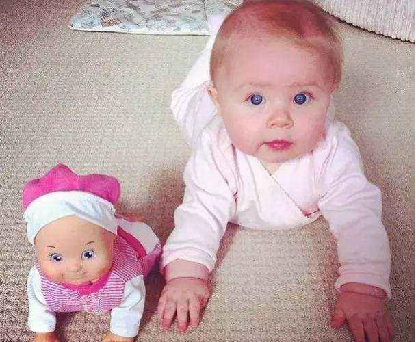 小孩长得越来越像玩偶,孩子长得像玩具