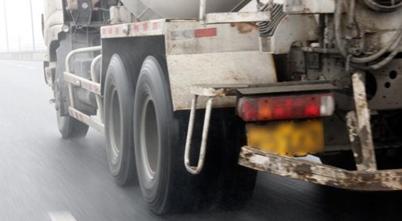雷雨天气行车注意事项及防范措施,夏季暴雨天气行驶注意事项报道