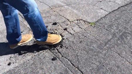 修马路不灌水泥,美国人直接用胶布,这是什么“智障”操作?