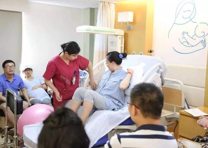 顺产备皮遭遇男护士，产妇害羞想让丈夫来，却被医生痛批胡闹