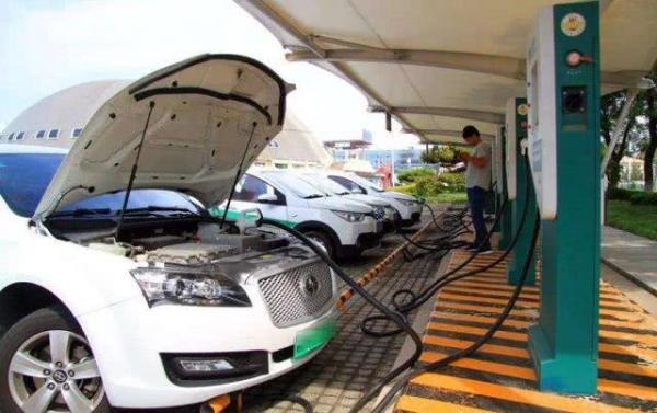 出租车司机搬走共享电动车没人管,长安新能源汽车出租公司