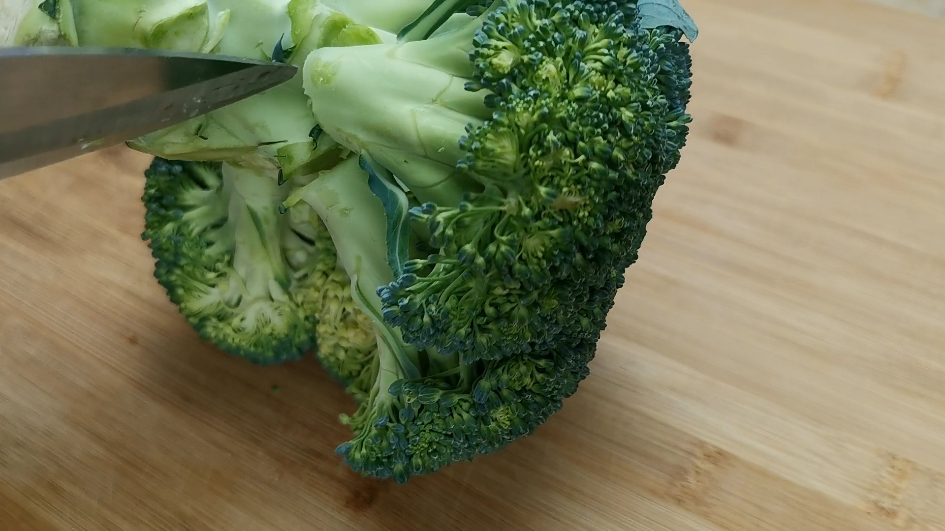 炒西兰花焯水的正确方法,西兰花可以不焯水直接炒吗