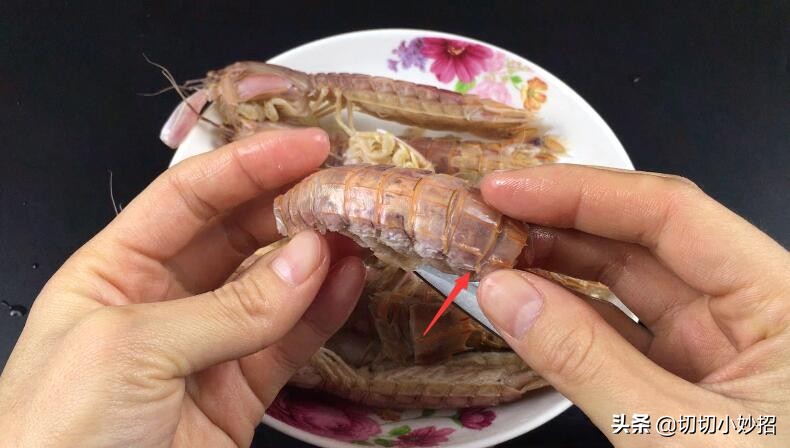 熟的皮皮虾扎手有点疼怎么处理,皮皮虾好吃不会剥又扎手又扎嘴