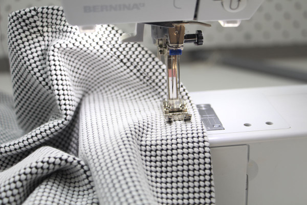 不规则下摆怎么卷边,不占位置的半身裙折法