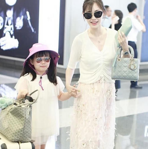 王宝强开豪车接送儿子，王子豪身高已到爸爸胸口，自强独立受好评