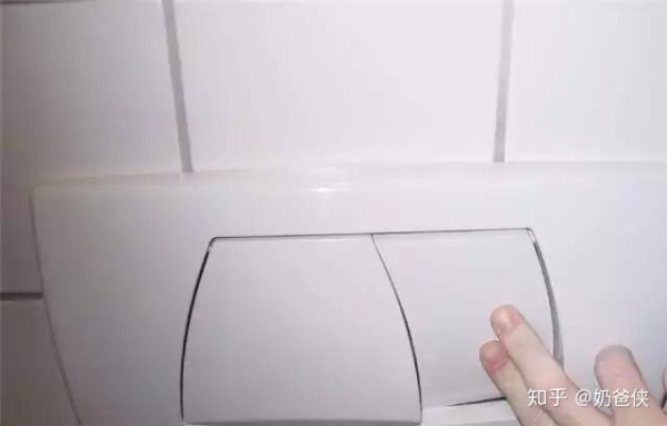 马桶一个按钮冲水无力另一个正常,马桶按钮一大一小怎么调冲水压力